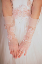 Load image into Gallery viewer, Rose Petal Bridal Gloves