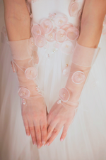 Load image into Gallery viewer, Rose Petal Girls&#39; Gloves
